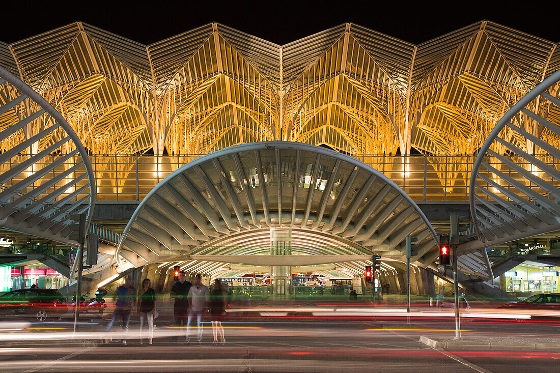 Bahnhof Gare do Oriente, entworfen vom spanischen Architekten Santiago Calatrava für die Expo 98 am Parque das Nacoes, Park der Nationen bei Nacht, Lissabon, Portugal