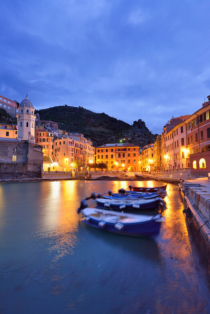 Beleuchteter Hafen von Vernazza im Abendlicht, Vernazza, Cinque Terre, Nationalpark Cinque Terre, UNESCO Weltkulturerbe Cinque Terre, Ligurien, Italien