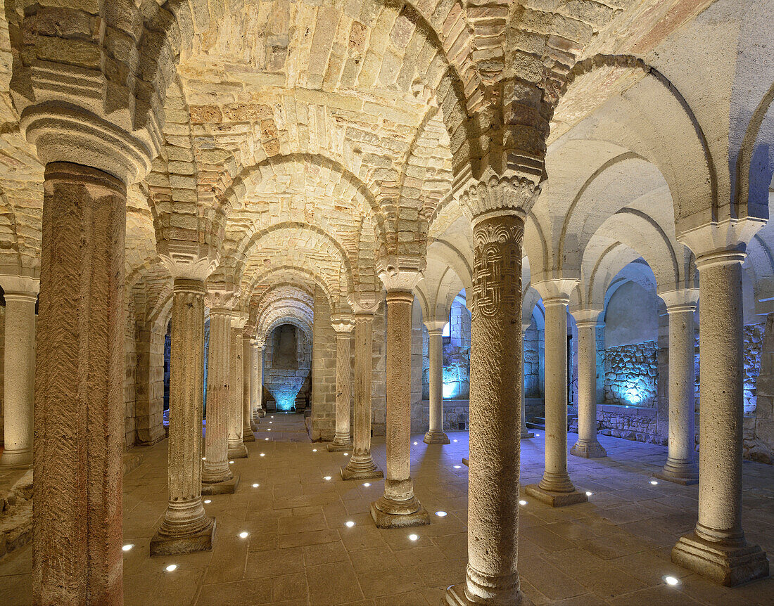 Beleuchtete Säulen der langobardischen Krypta von San Salvatore, Abbadia San Salvatore di Monte Amiata, Toskana, Italien