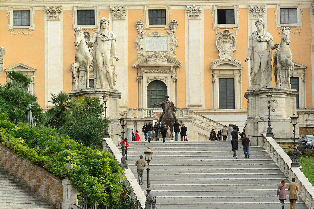 Cordonata capitolina, Treppe führt auf Statuen von Castor und Pollux zu, Architekt Michelangelo, mit Senatorenpalast und Mark Aurel-Statue im Hintergrund, Kapitol, Rom, UNESCO Weltkulturerbe Rom, Latium, Lazio, Italien