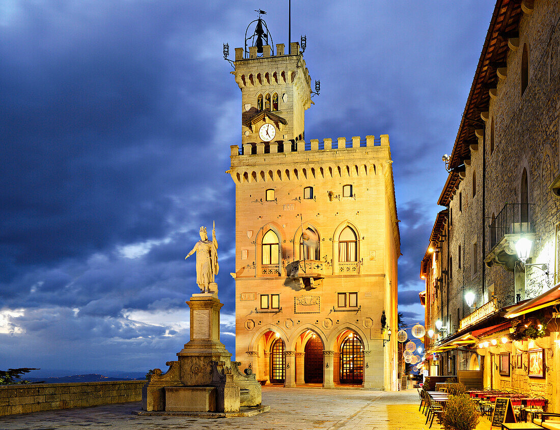 Regierungspalast und Rathaus mit Freitheitsstatue, beleuchtet, Citta San Marino, UNESCO Weltkulturerbe San Marino, San Marino