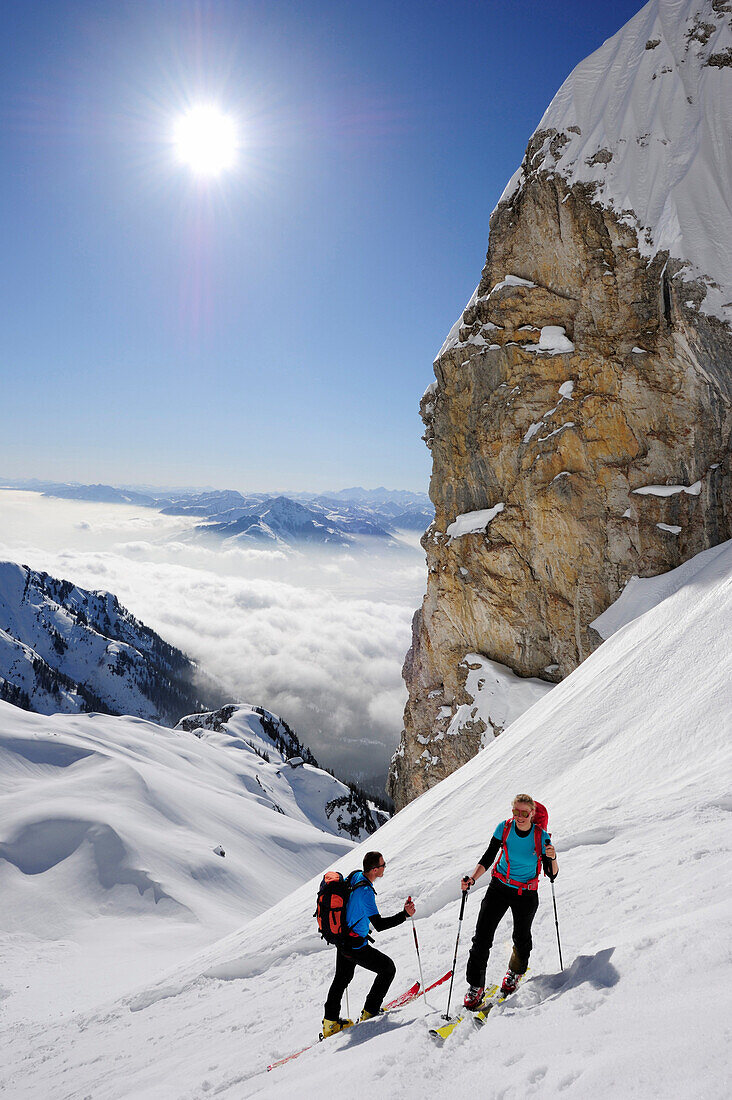 Zwei Skitourengeher beim Aufstieg zur Rote Rinn-Scharte, Kaiser-Express, Wilder Kaiser, Kaisergebirge, Tirol, Österreich