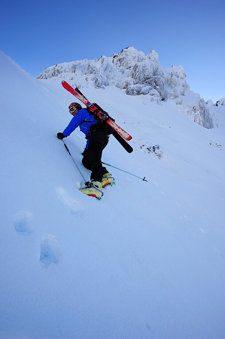 Junger Mann auf Skitour steigt mit Steigeisen die Steilrinne Egersgrinn ab, Pyramidenspitze, Kaiser-Express, Zahmer Kaiser, Kaisergebirge, Tirol, Österreich