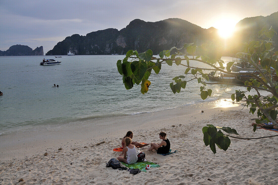 Ton Sai Bay, Ko Phi Phi, Andamanensee, Thailand, Asien