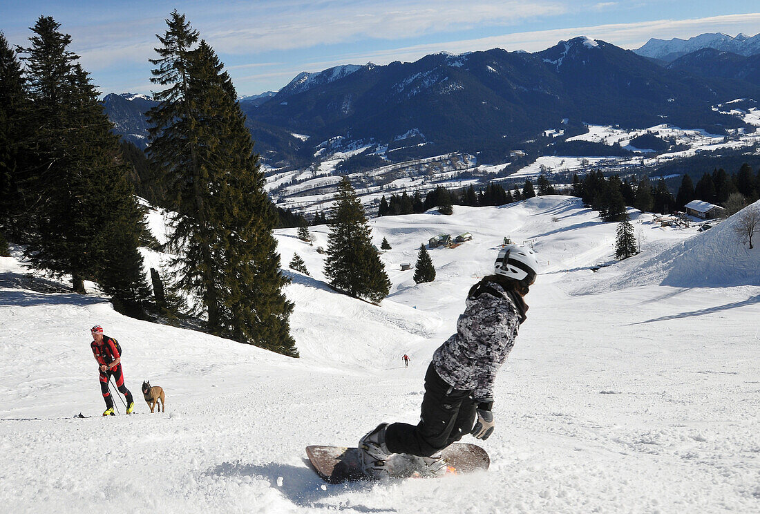 Tourengeher und Ski im Skigebiet Brauneck bei Lenggries, Bayern, Deutschland