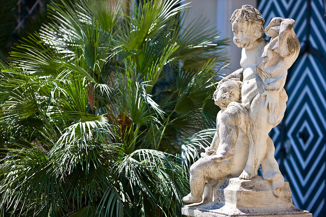 Skulptur von zwei Jungs neben der Palme, Wien, Österreich