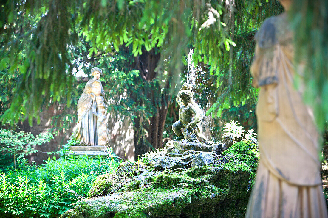 Springbrunnen mit einer Skulptur im Garten, Wien, Österreich