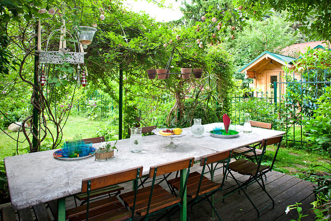 Gedeckter Tisch auf der Terrasse mit Garten, Wien, Österreich