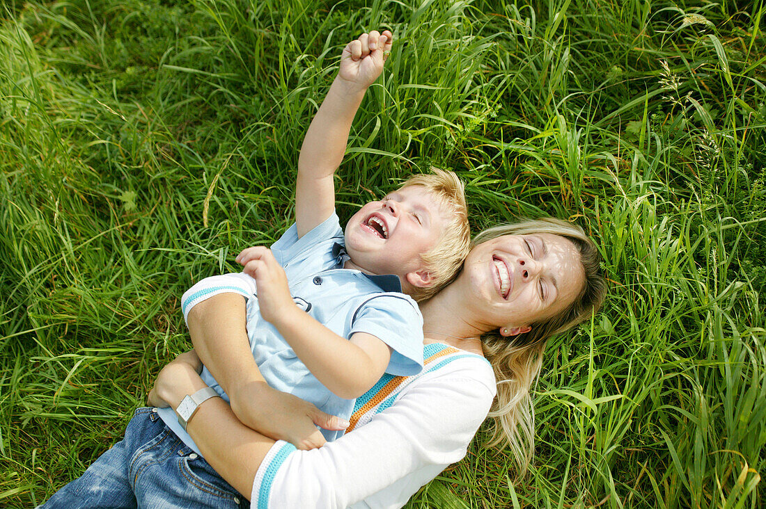 Mutter und Sohn (3 Jahre) spielen im Gras