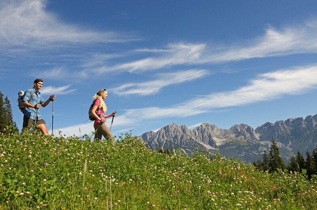 Wanderer am Hausberg, Hartkaiser, Blick auf Wilder Kaiser, Tirol, Österreich