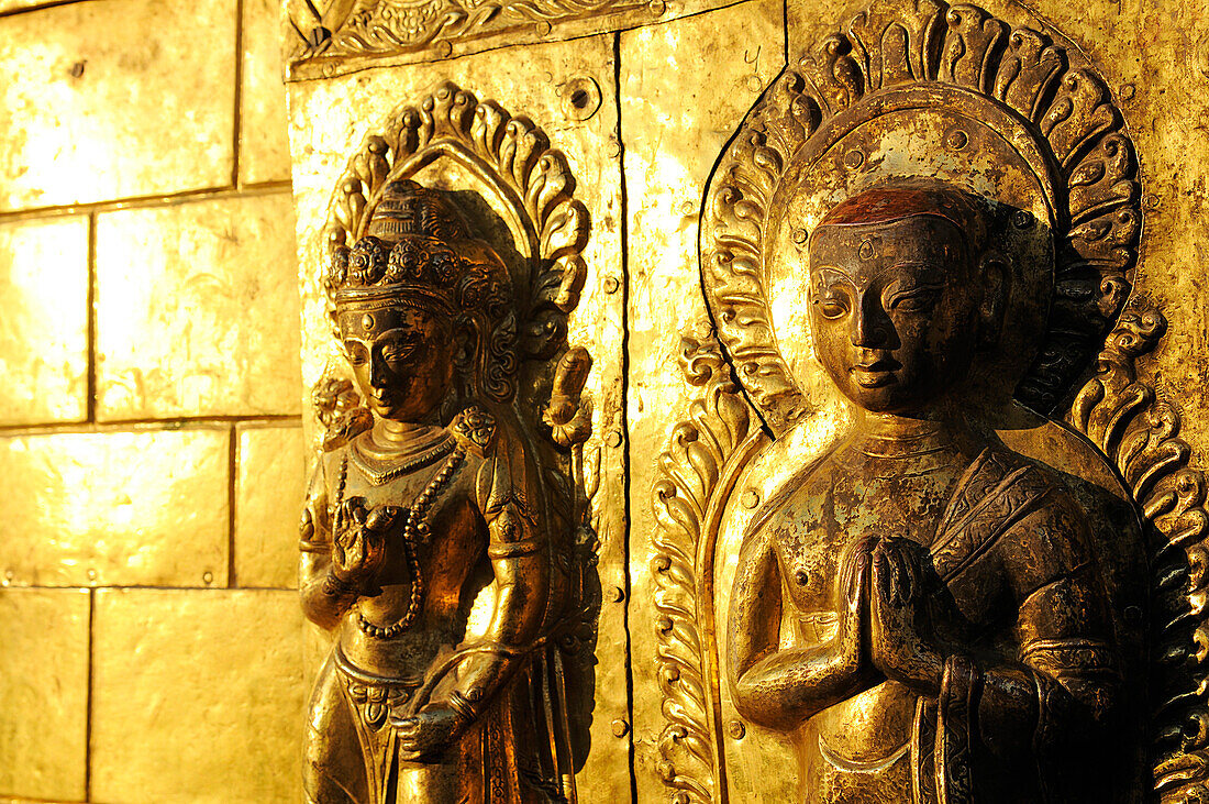 Buddha-Statuen auf der goldenen Harmika, Swayambhunath Stupa, Kathmandu, Kathmandu Valley, Nepal, Asien