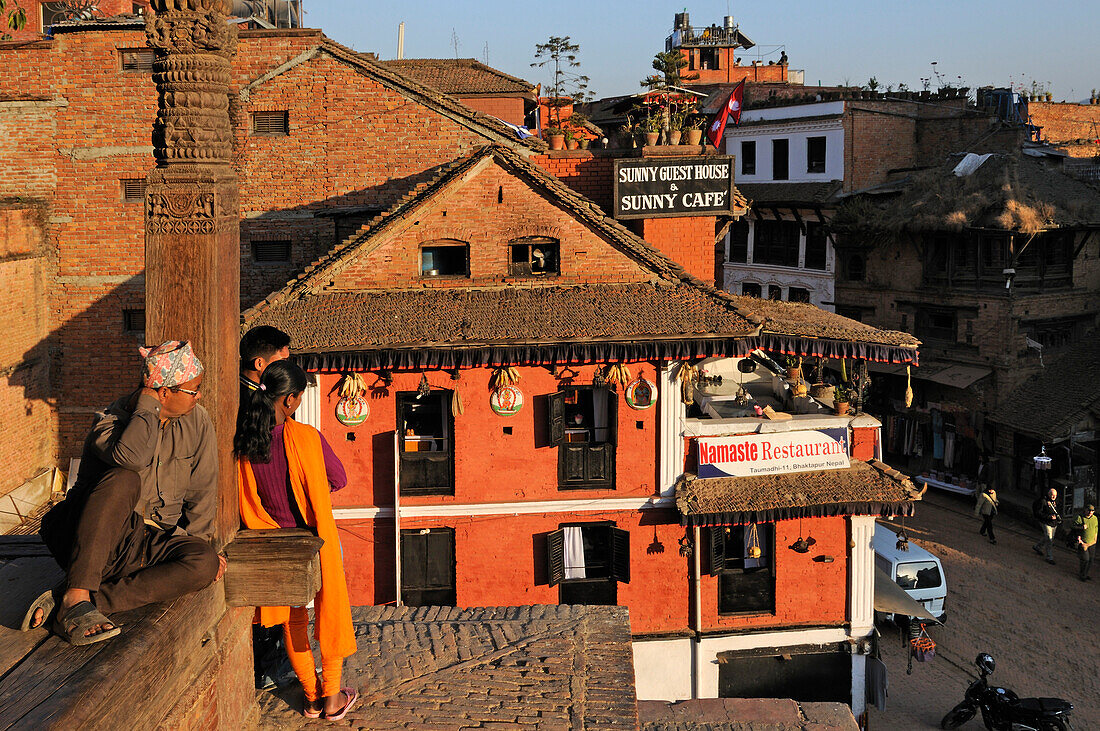 Nyatapola Tempel mit Blick auf Guesthouse, Bhaktapur, Bhadgaon, Kathmandu Valley, Nepal, Asien