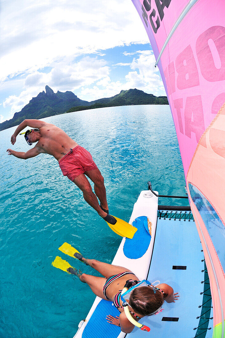 Mann springt ins Wasser, Schnorcheln, Saint Regis Bora Bora Resort, Bora Bora, Inseln unter dem Wind, Gesellschaftsinseln, Französch-Polynesien