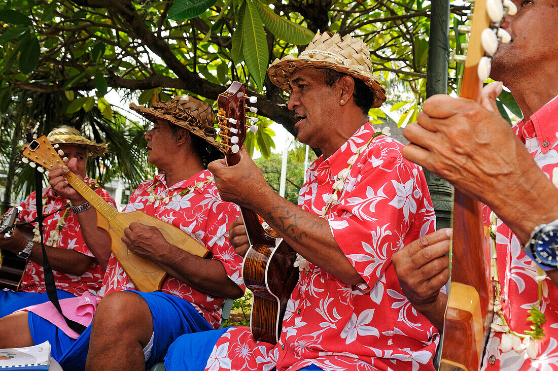Tahitianer beim Musizieren, Papeete, Tahiti, Gesellschaftsinseln, Französch-Polynesien