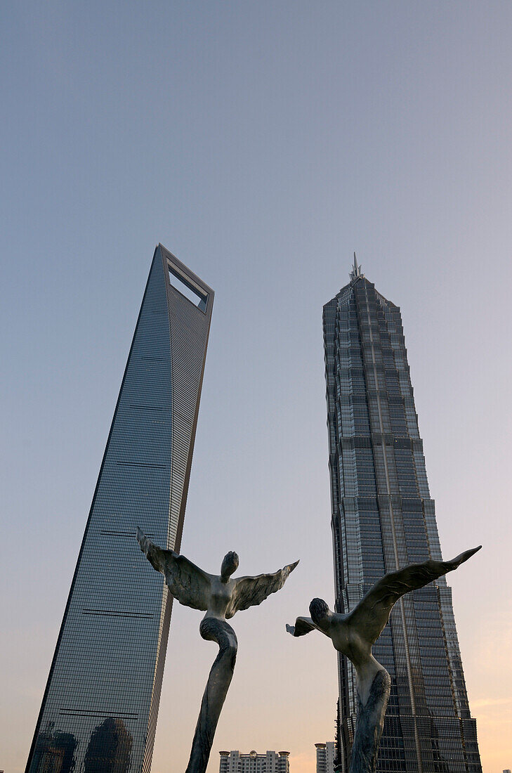 Engel Skulpturen vor Shanghai World Financial Center und Jin Mao-Tower, Lujiazui Park, Pudong, Shanghai, China