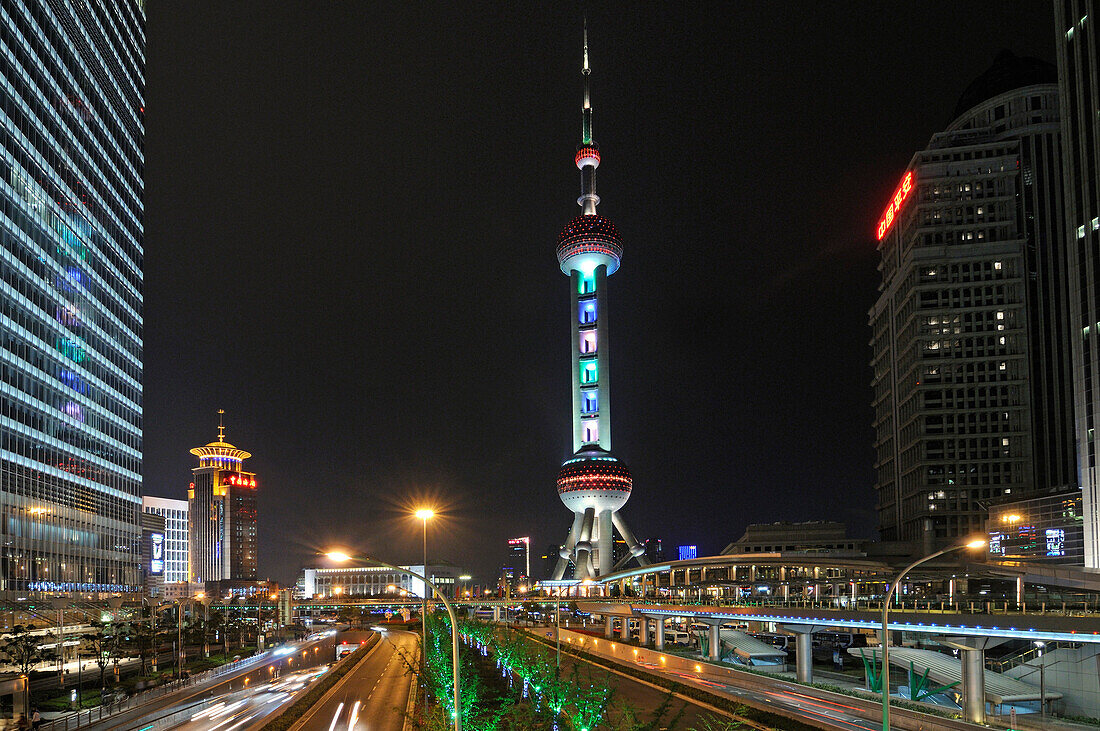Oriental Pearl Tower bei Nacht, Pudong, Shanghai, China
