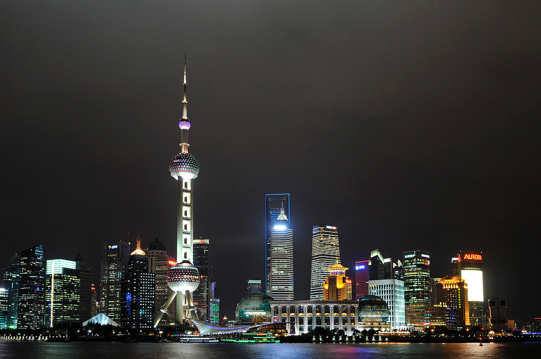 Oriental Pearl Tower, Skyline am Bund, Huangpu River, Shanghai, China