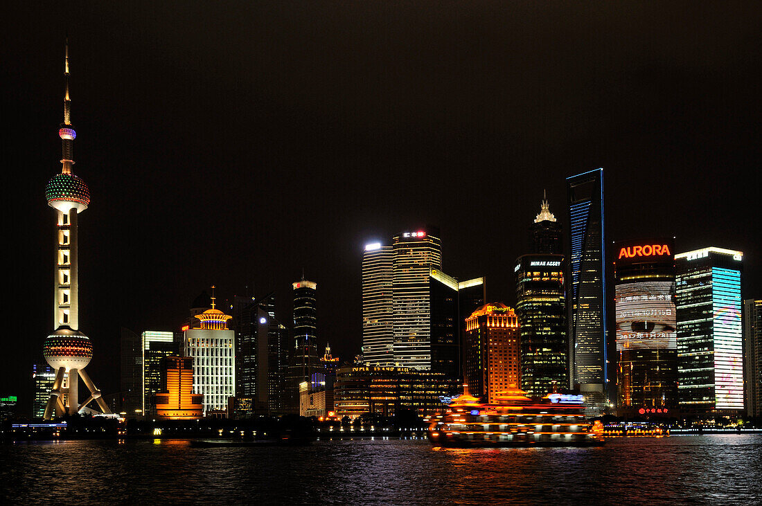 Oriental Pearl Tower, Skyline am Bund, Huangpu-River, Shanghai, China