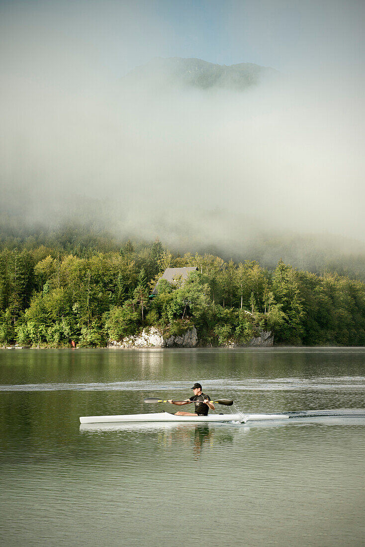 Kajak Ruderer am See von Bohinj im Nebel, Triglav Nationalpark, Julische Alpen, Gorenjska, Slowenien