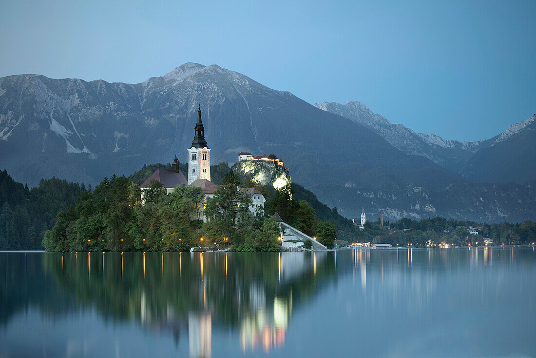 Blick während Dämmerung auf Marienkirche auf Insel im See von Bled, Julische Alpen, Gorenjska, Slowenien