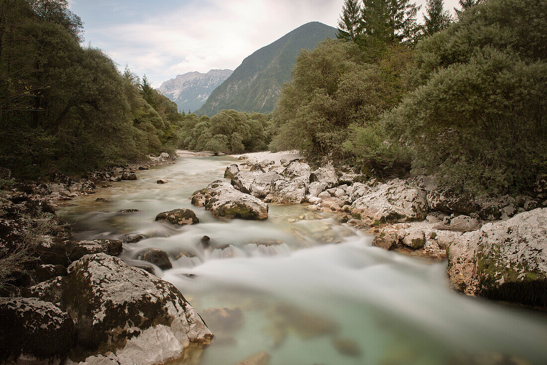 Fluss im Soca Tal bei Bovec, Julische Alpen, Primorska, Slowenien, Langzeitbelichtung