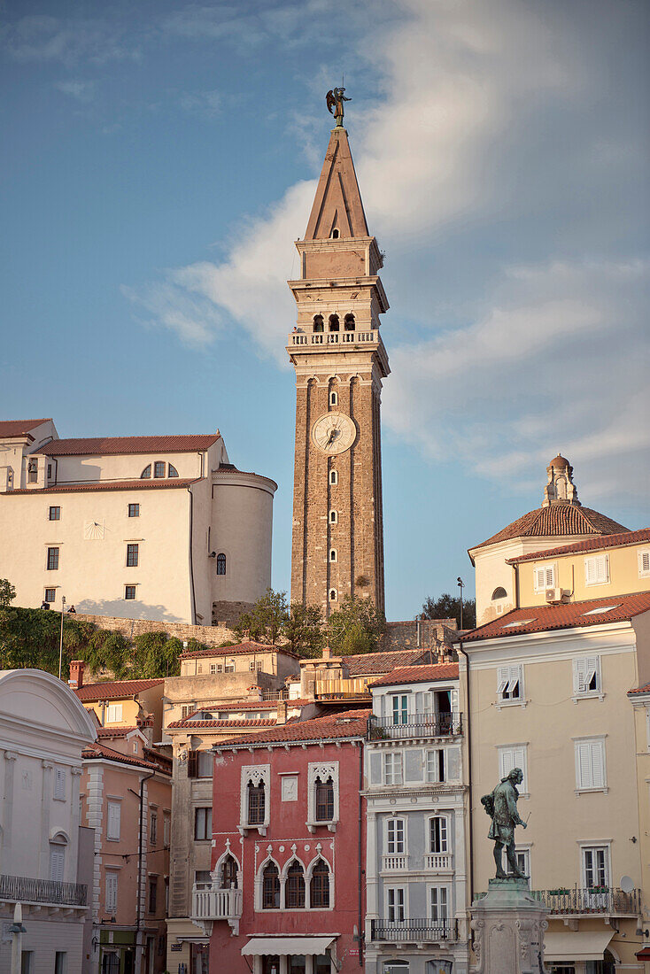 Pfarrkirche des St. Georg und venizianischen Häuserfassaden in Piran, Adria Küste, Mittelmeer, Primorska, Slowenien