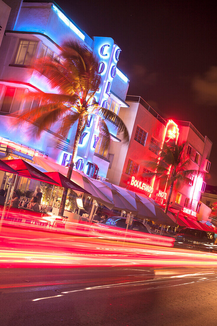 Ocean Drive bei Nacht mit Hotel Designhotel Colony, Art Deco District, South Beach, Miami, Florida, USA