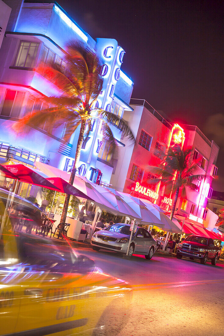 Ocean Drive bei Nacht mit Hotel Designhotel Colony, Art Deco District, South Beach, Miami, Florida, USA