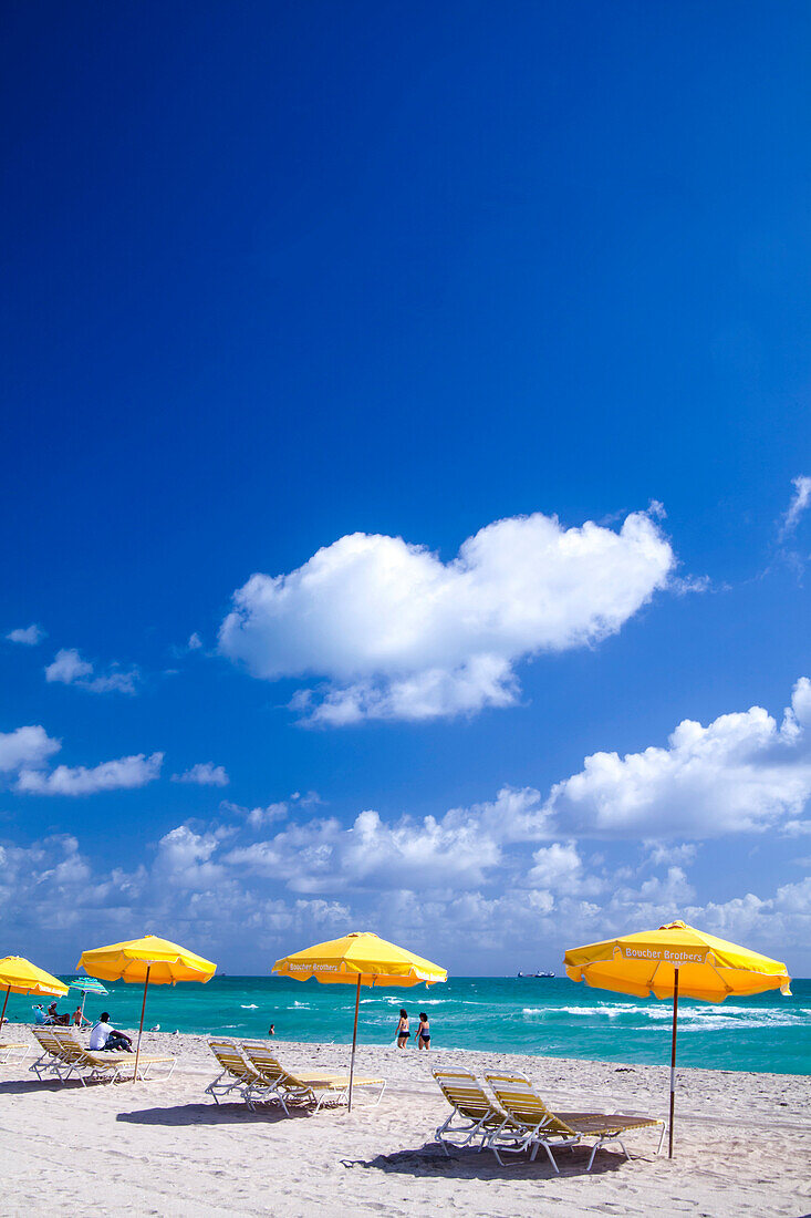 Strand mit Sonnenschirmen, South Beach, Miami, Florida, USA