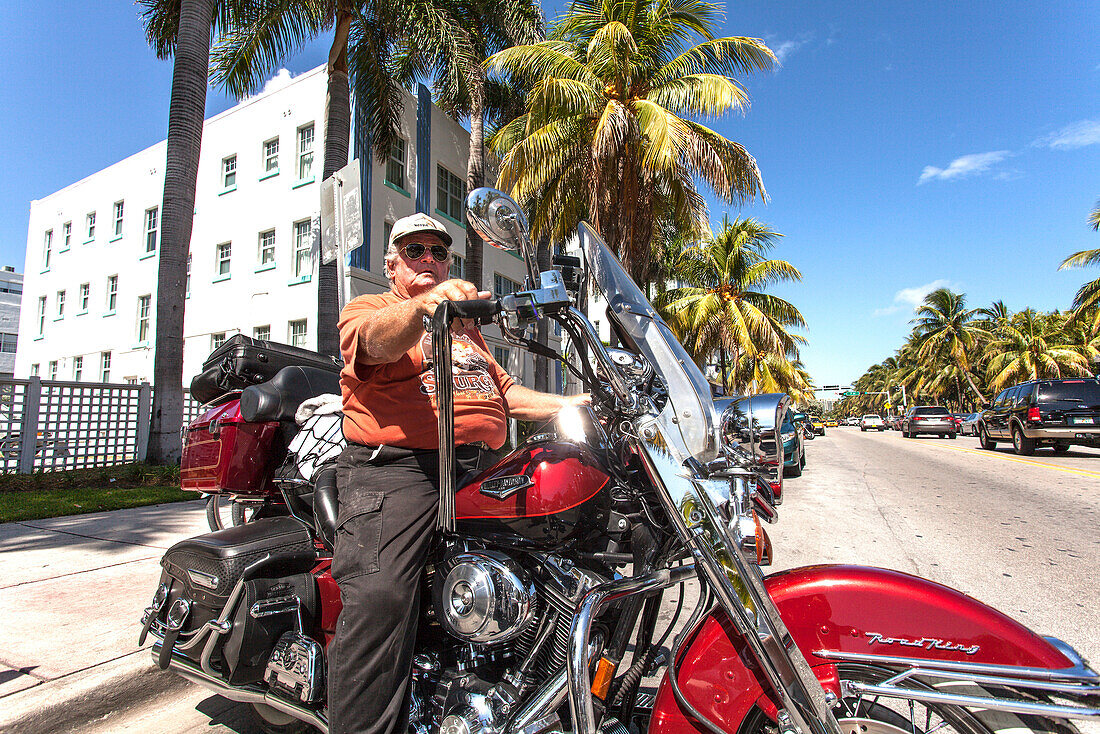 Rentner auf Harley Davidson Motorrad auf der Collins Avenue, Art Deco District, South Beach, Miami, Florida, USA