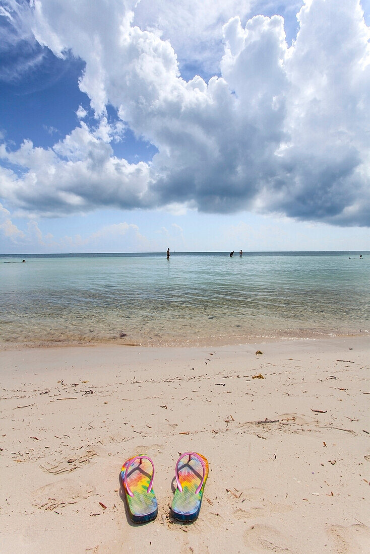 Flipflops on the beach, Strand Impression im Bahia Honda State Park, Florida Keys, USA