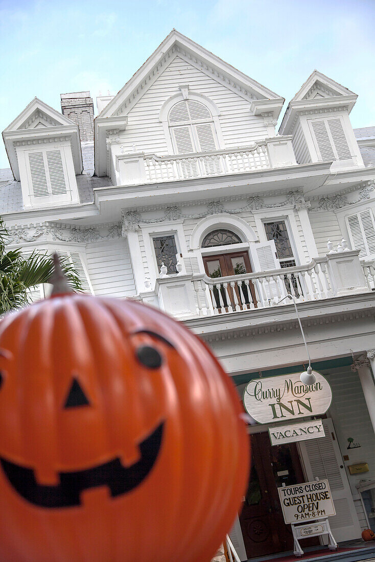 Typisches Conch House, B and B, Architektur ist Markenzeichen von Key West, mit Halloween Kürbisfigur, Key West, Florida Keys, Florida, USA