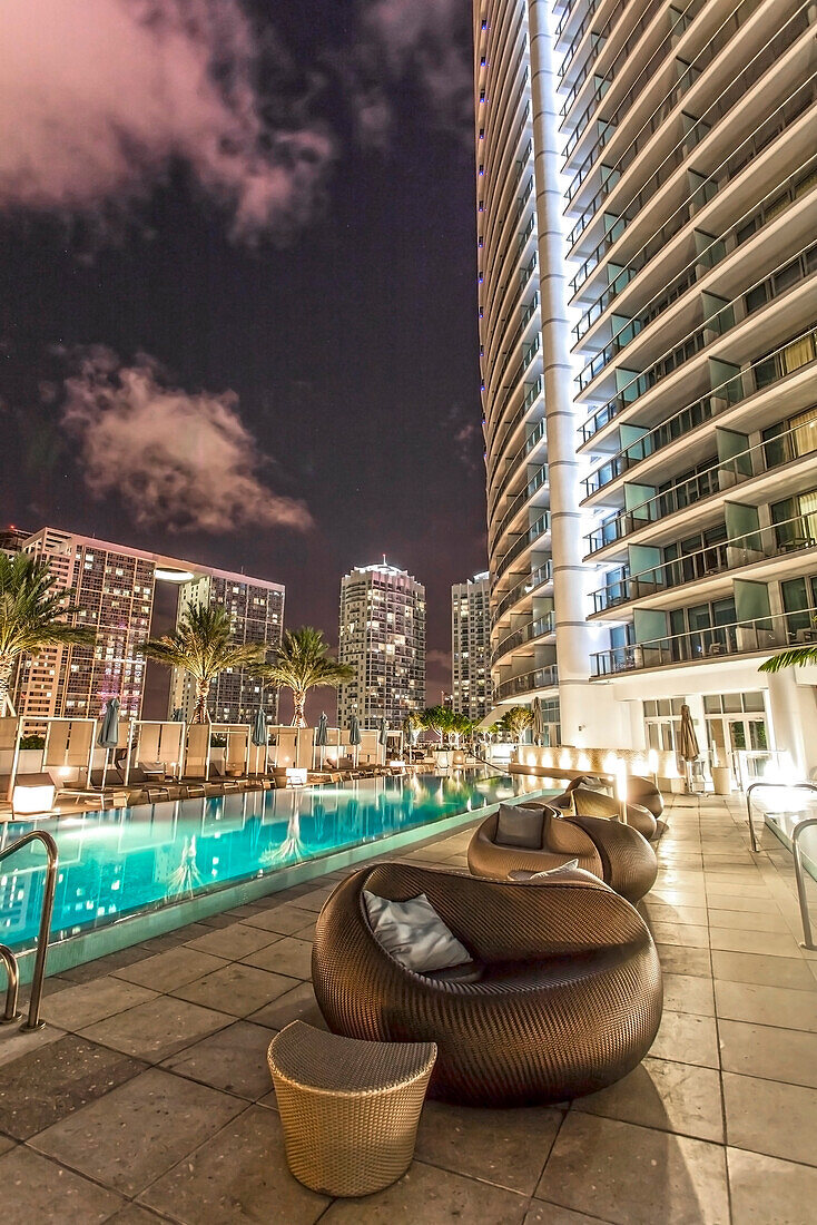 Pool Bereich im Hotel Epic, Downtown Miami, Miami, Florida, USA
