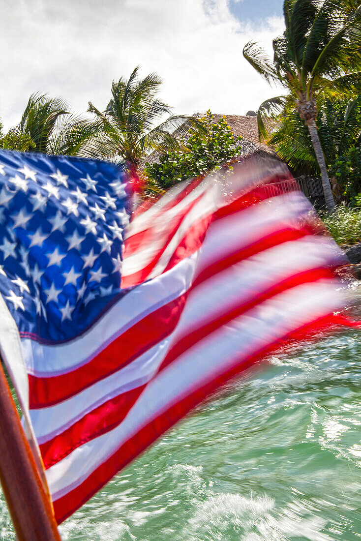 Amerika Fahne auf Boot beim Verlassen von Little Palm Island, Little Palm Island Resort, Florida Keys, USA