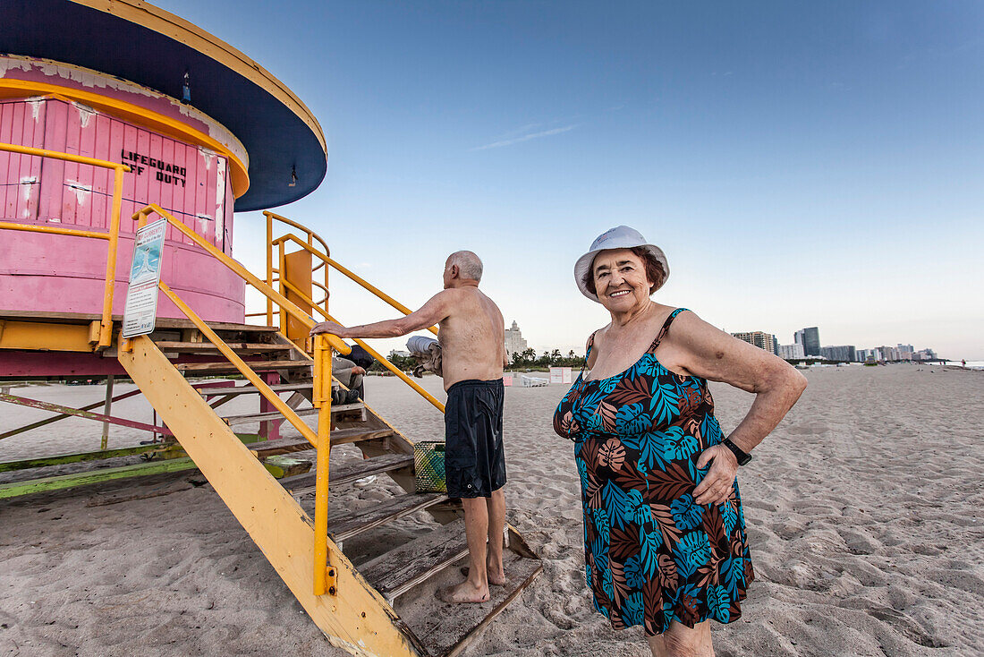 Senioren Päarchen an einem Rettungsschwimmer Haeuschen, South Beach, Miami, Florida, USA