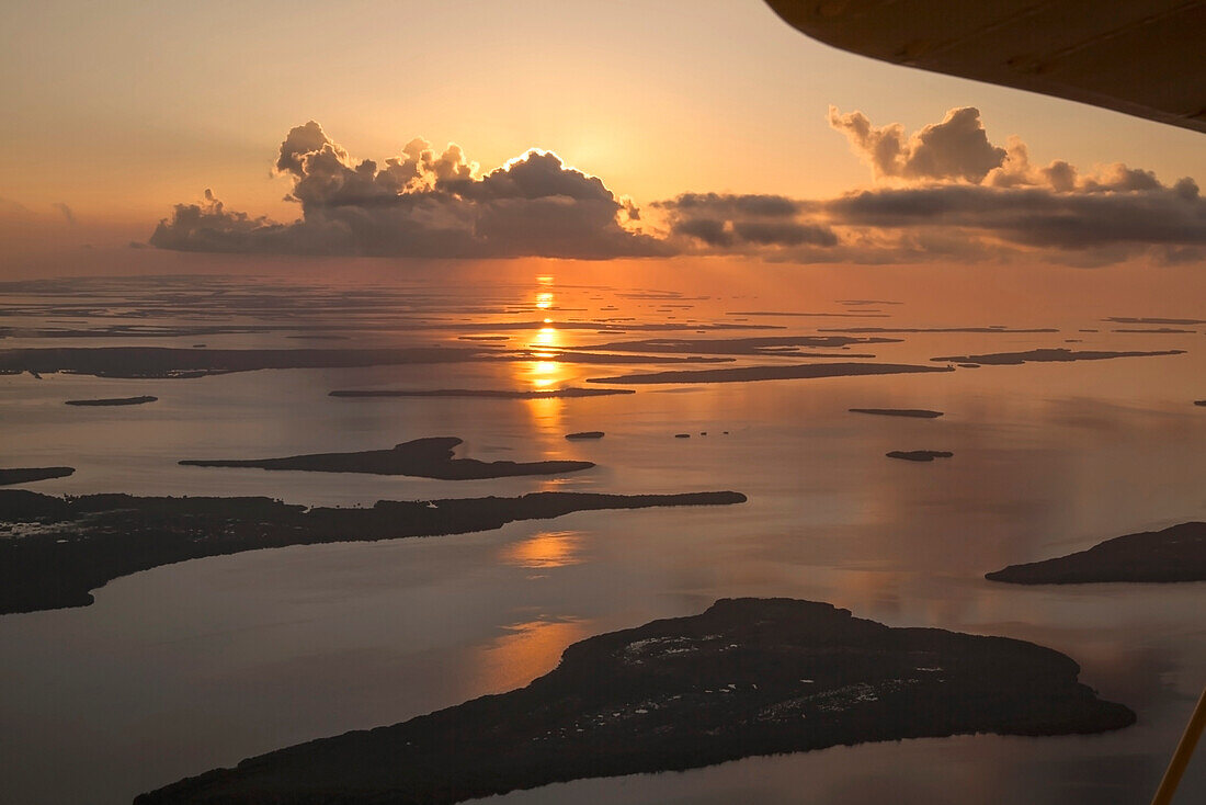 Luftaufnahme auf die Inseln der Florida Keys bei Sonnenuntergang, Florida, USA