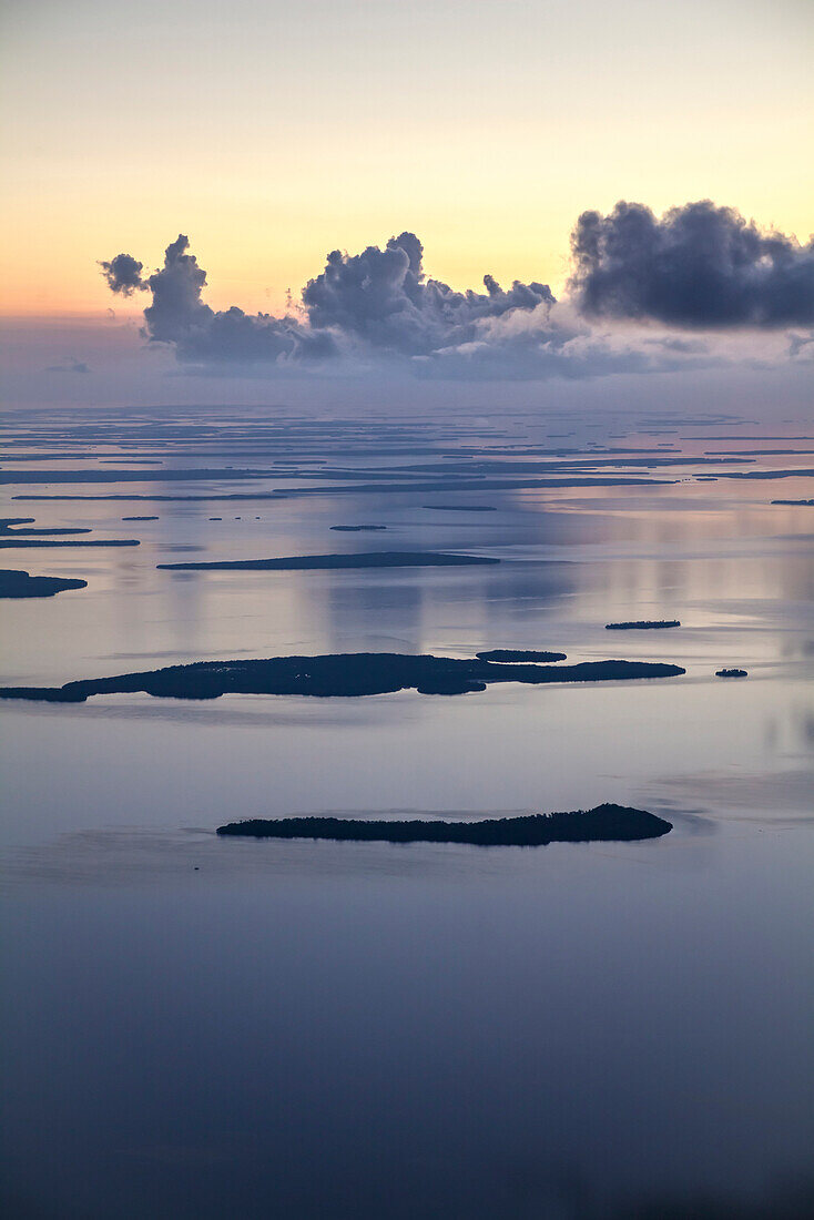Luftaufnahme auf die Inseln der Florida Keys nach Sonnenuntergang, Florida, USA