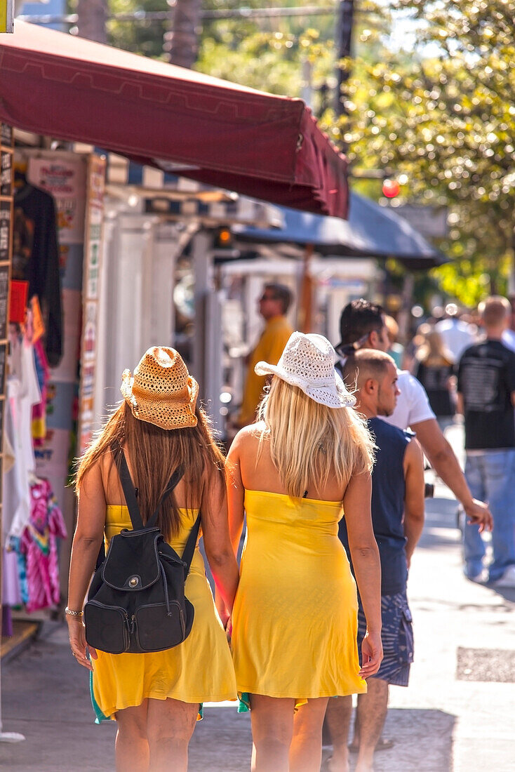 Zwei junge Frauen beim Shoppen auf Duval Street, Key West, Florida Keys, Florida, USA