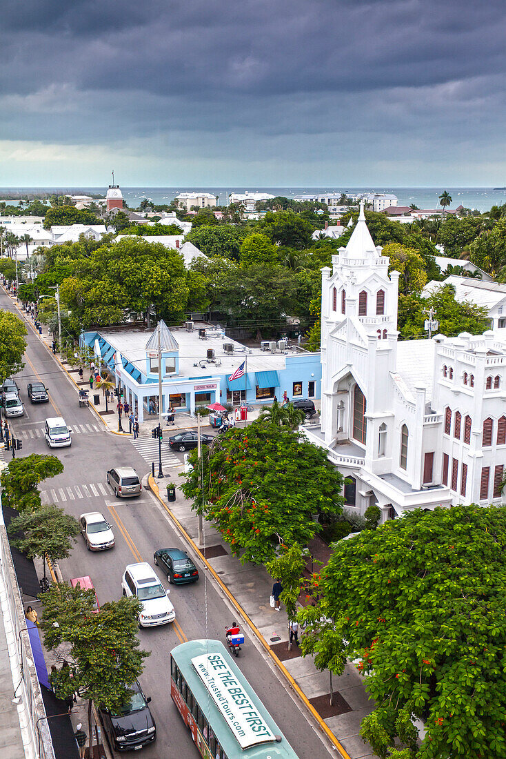 Blick über Key West mit St. Pauls Episcopal Church im Vordergrund, Key West, Florida Keys, USA
