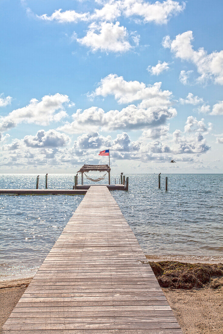 Strand mit Landungssteg im The Moorings Village Resort, Islamorada, Florida Keys, Florida, USA