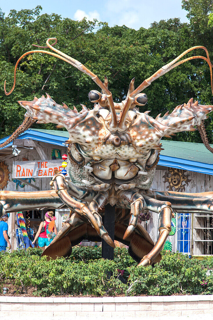 Riesen Lobster Skulptur am Eingang des Künstlerdorfes The Rain Barrel, Islamorada, Florida Keys, Florida, USA