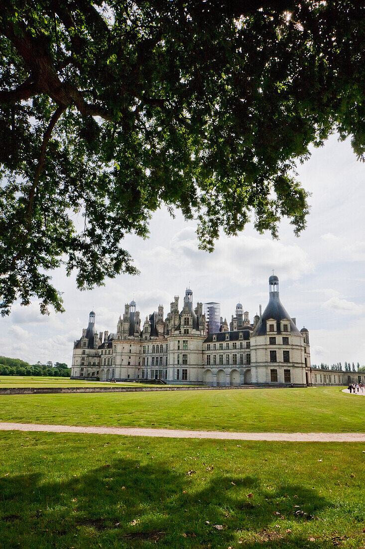 Lateral view of the ChÃ¢teau de Chambord, France