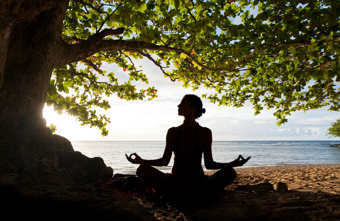 Hawaii, Kauai, Woman doing yoga on beach … – License image – 70423757 ❘  lookphotos