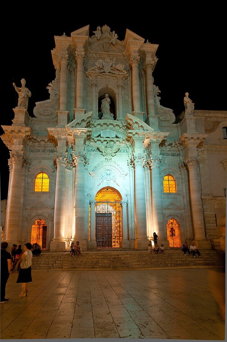 Italy, Sicily, Siracusa Ortegia, The duomo Cathedral of Syracuse in the central piazza at night