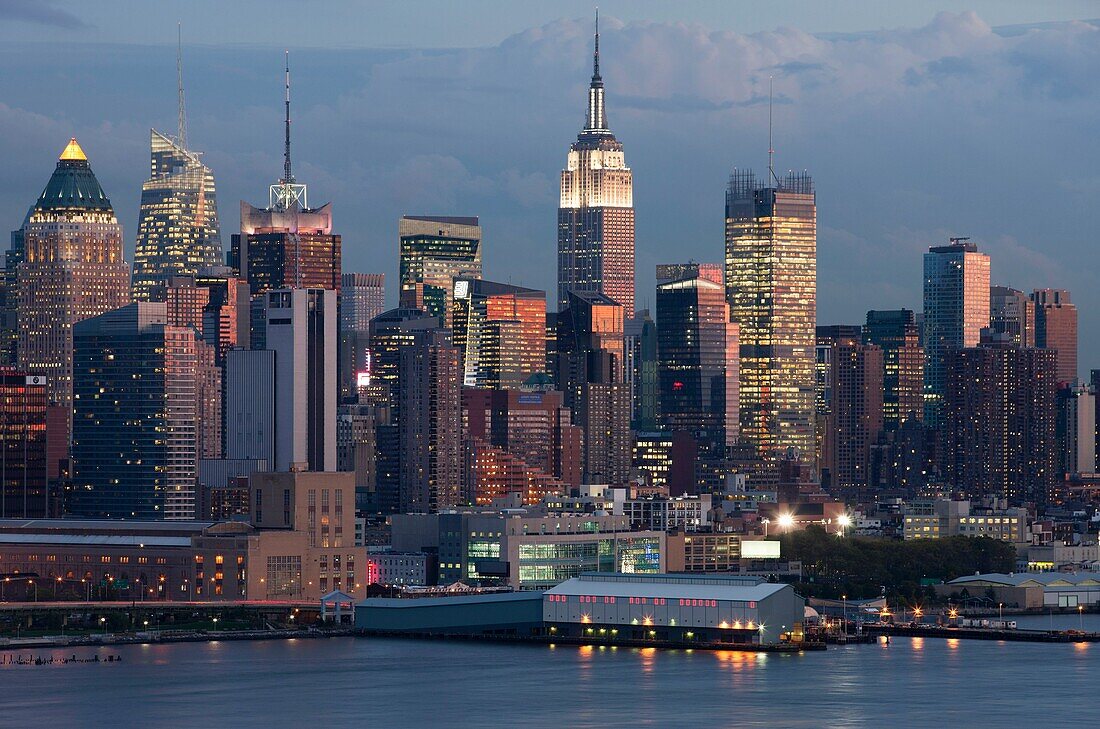 EMPIRE STATE BUILDING MIDTOWN SKYLINE HUDSON RIVER MANHATTAN NEW YORK CITY USA