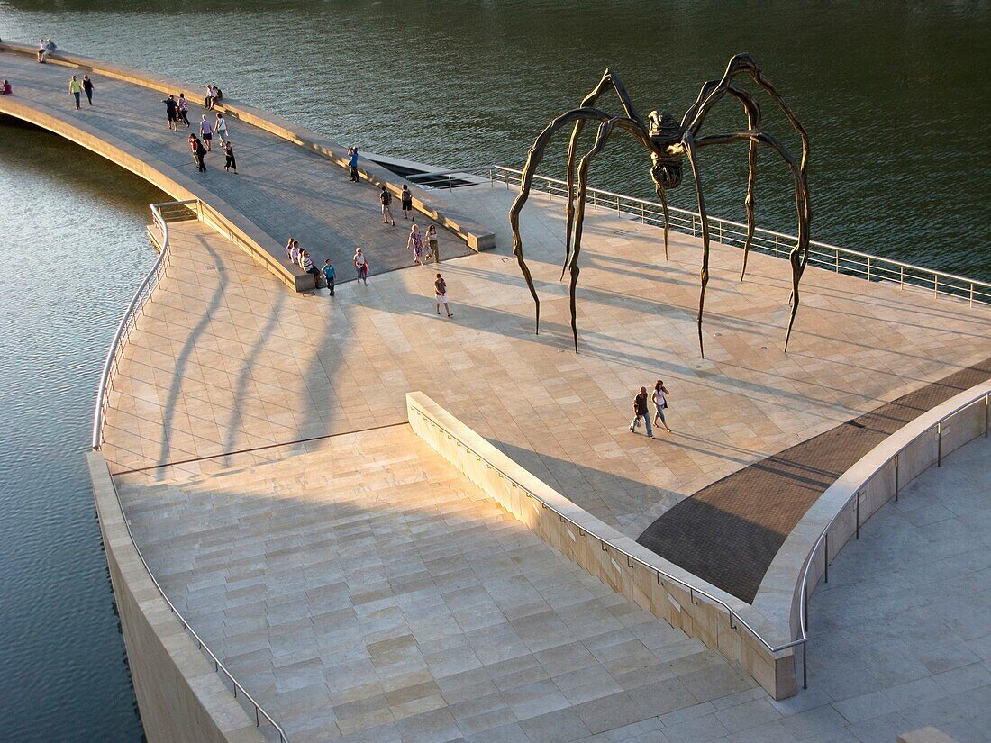 BOURGEOIS SPIDER SCULPTURE GUGGENHEIM MUSEUM OF MODERN ART NERVION RIVER BILBAO BASQUE COUNTRY SPAIN