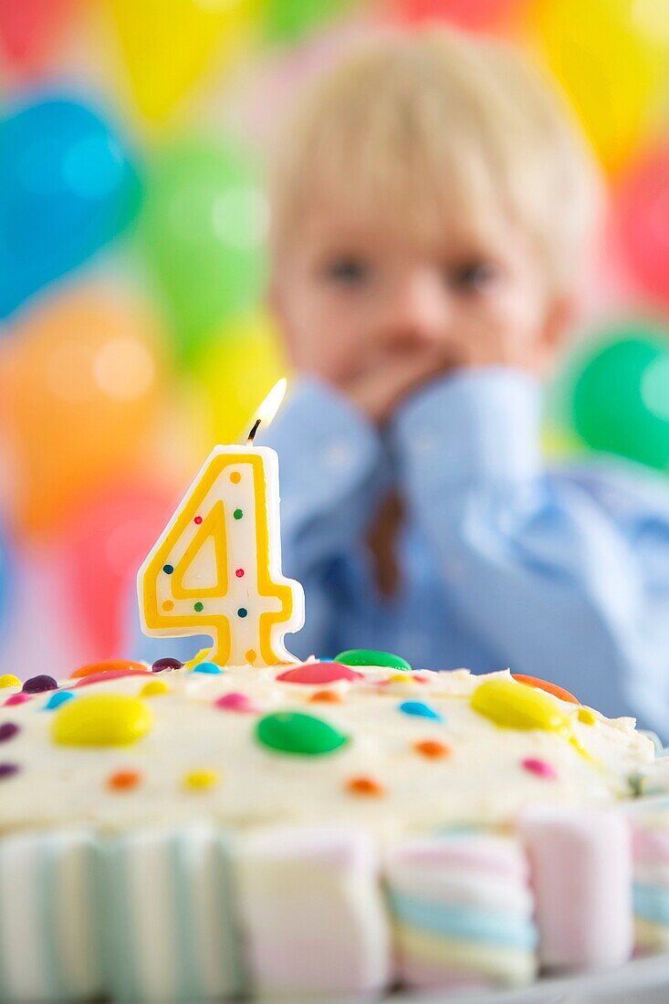 Vierjähriger Junge feiert seinen Geburtstag