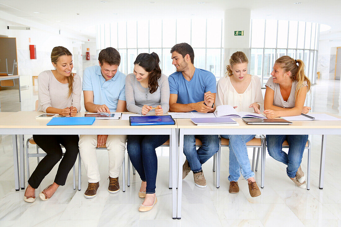 Studenten, Fakultät für Wirtschaft, UPV, EHU, Universität des Baskenlandes, San Sebastian, Donostia, Gipuzkoa, Baskenland, Spanien