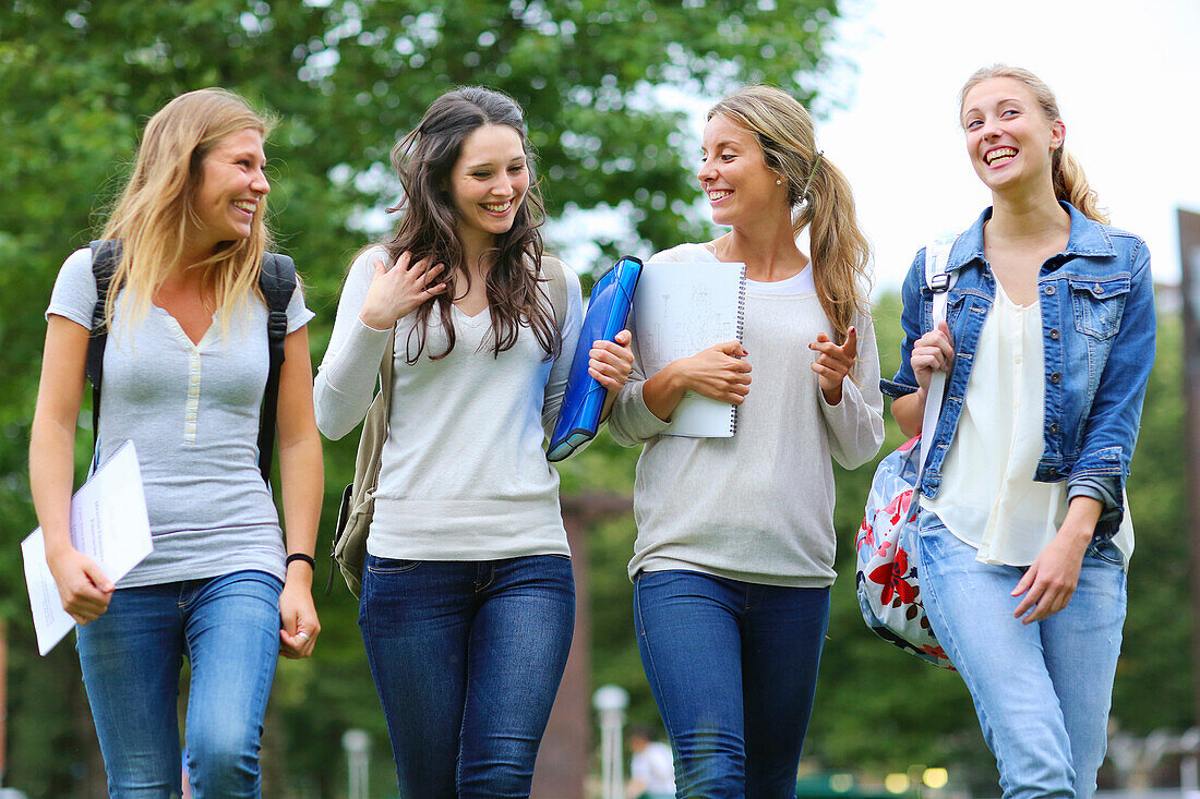 Campus, Studenten, Fakultät für Wirtschaft, UPV, EHU, Universität des Baskenlandes, San Sebastian, Donostia, Gipuzkoa, Baskenland, Spanien