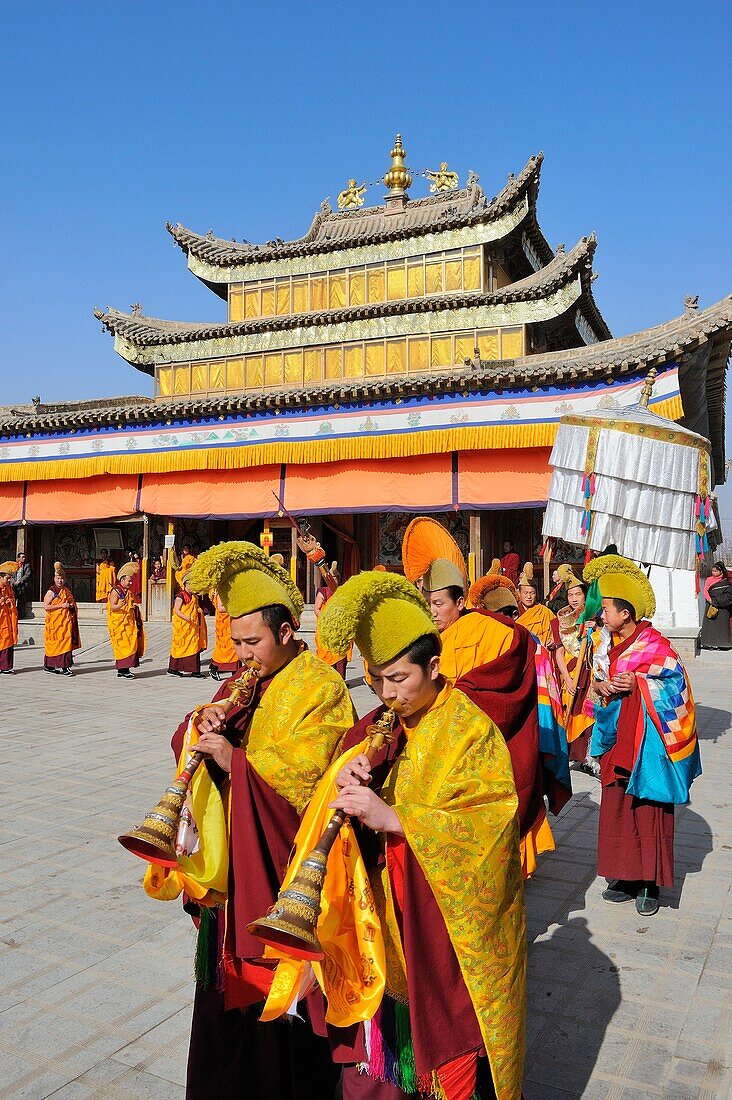 China, Qinghai, Amdo, Tongren Rebkong, Monastery of Gomar Guomari Si, Losar New Year festival, Opening ceremony, Monks procession